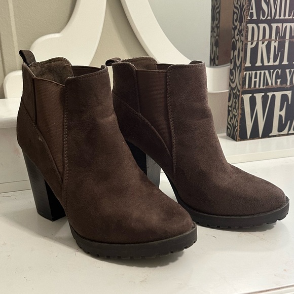 City Classified Brown Suede High Heel Ankle Booties size 6 - Picture 1 of 8